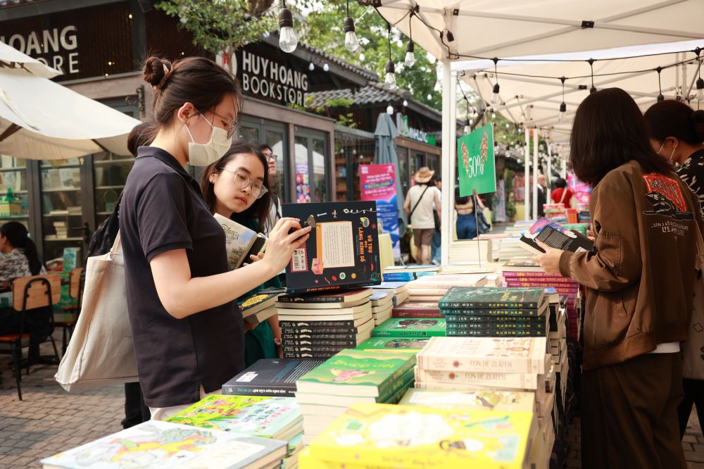 Độc giả lựa chọn sách tại Phố sách Hà Nội. Ảnh: Hải Nguyễn