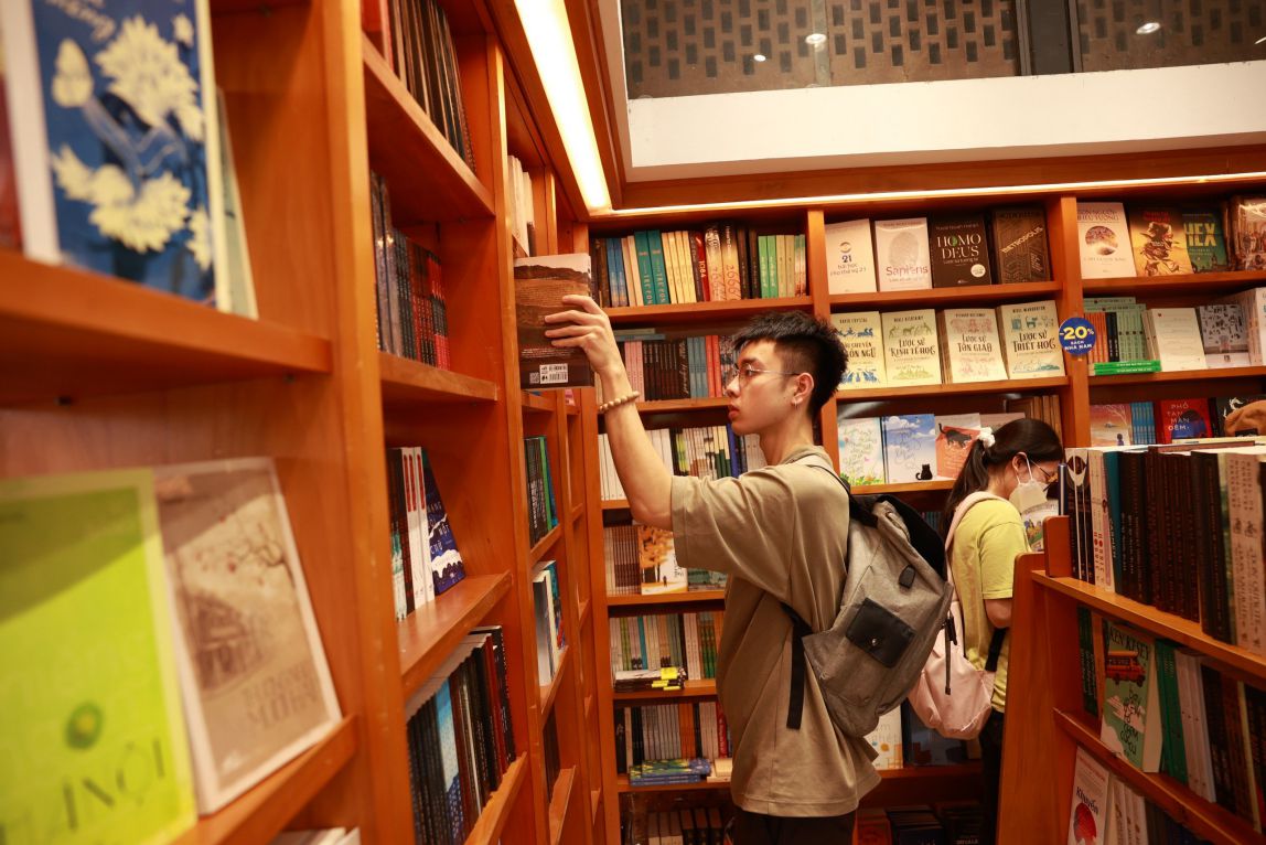 Phố sách Hà Nội thu hút giới trẻ đến mua sách, truyện. Ảnh: Hải Nguyễn