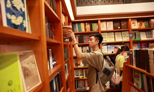 Phố sách Hà Nội thu hút giới trẻ đến mua sách, truyện. Ảnh: Hải Nguyễn
