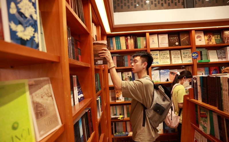 Phố sách Hà Nội thu hút giới trẻ đến mua sách, truyện. Ảnh: Hải Nguyễn