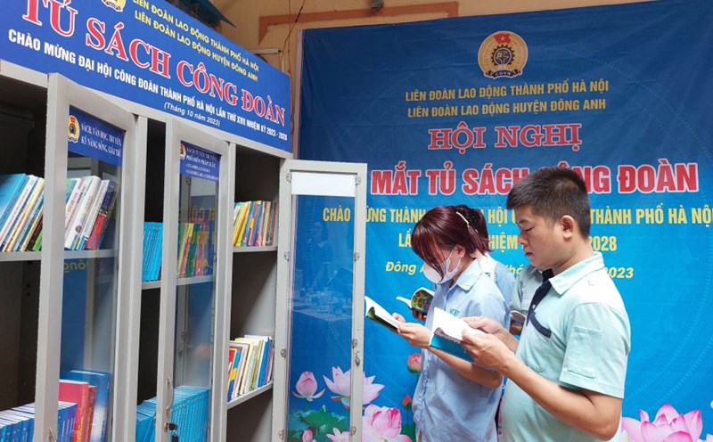 CNLĐ đọc sách tại Tủ sách Công đoàn. Ảnh: Ngọc Ánh