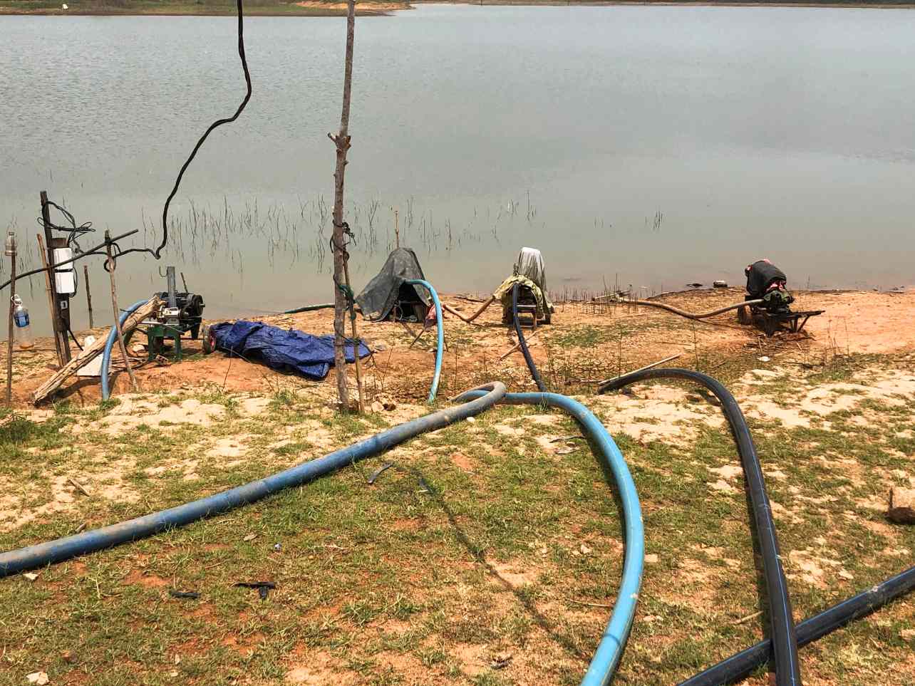 Hàng chục máy bơm tại lòng hồ thủy lợi xã Sa Bình (huyền Sa Thầy) hoạt động hết công xuất giữa thời tiết nắng nóng. Ảnh: Lê Nguyên