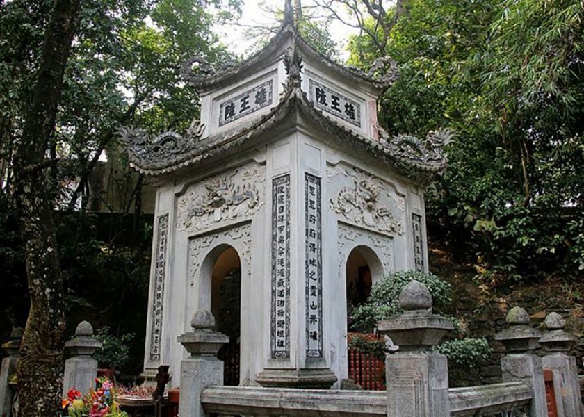 Lăng Hùng Vương tương truyền là mộ của Vua Hùng thứ 6. Ảnh: Khu di tích Lịch sử Đền Hùng