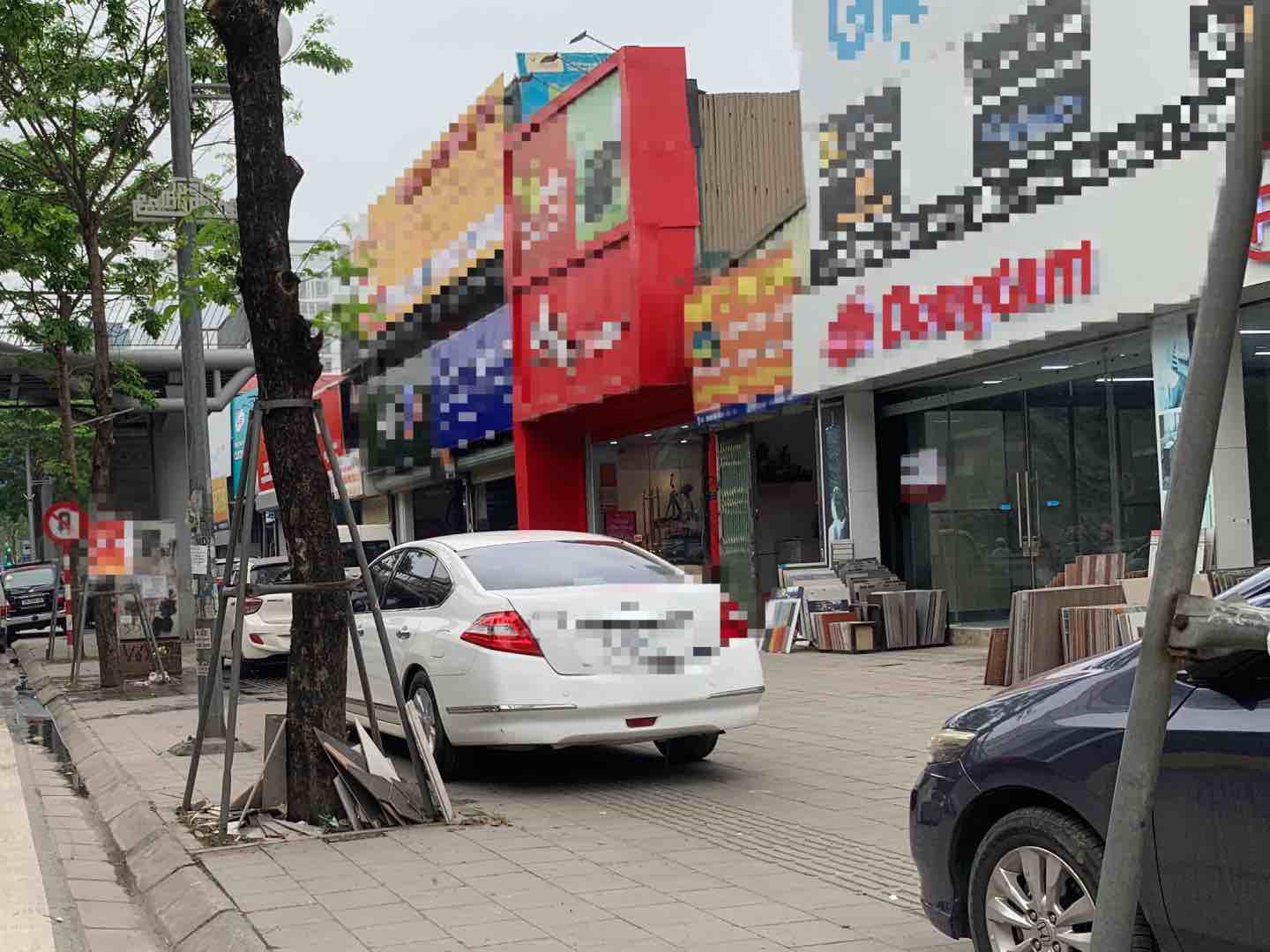 Hàng dài xe ôtô án ngữ trên vỉa hè đường Phạm Văn Đồng (Cầu Giấy, Hà Nội). Ảnh: Nhật Minh