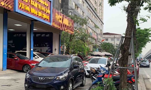Nhiều ôtô đỗ trên vỉa hè ảnh hưởng tới việc đi lại của người dân trên đường Phạm Văn Đồng (Cầu Giấy, Hà Nội). Ảnh: Nhật Minh