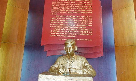 Tượng cố Tổng Bí thư Trần Phú ở Nhà trưng bày lưu niệm xã Tùng Ảnh. Ảnh: Trần Tuấn.