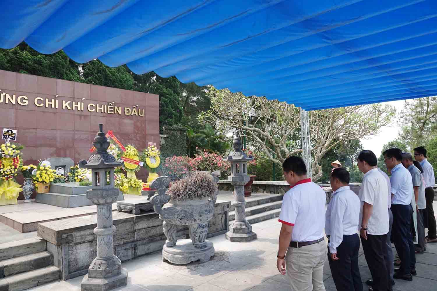 Du khách dâng hương trước phần mộ cố Tổng Bí thư Trần Phú. Ảnh: Trần Tuấn.