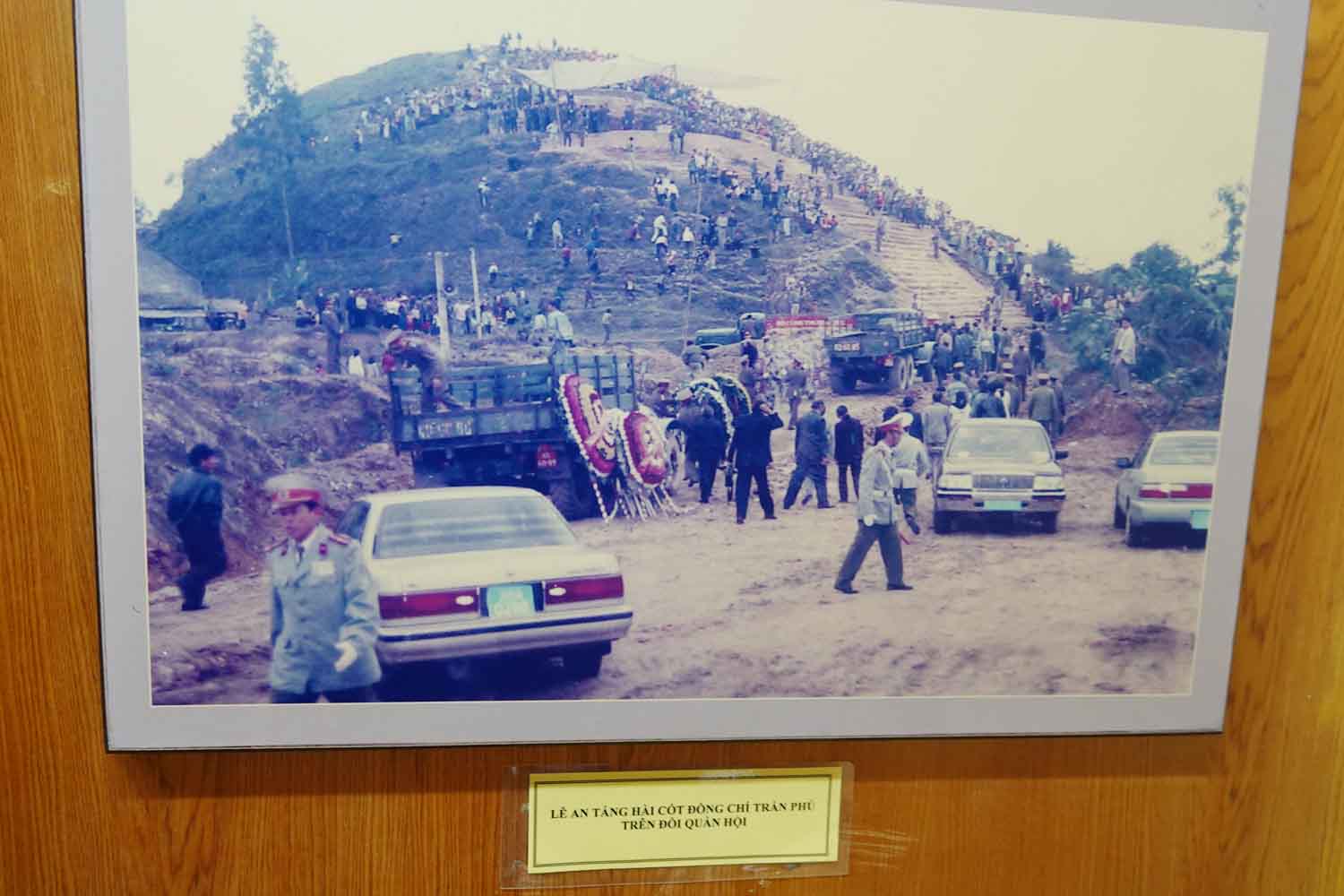 Lễ an táng hài cốt cố Tổng Bí thư Trần Phú ở đồi Quản Hội, xã Tùng Ảnh năm 1999. Ảnh: Trần Tuấn.