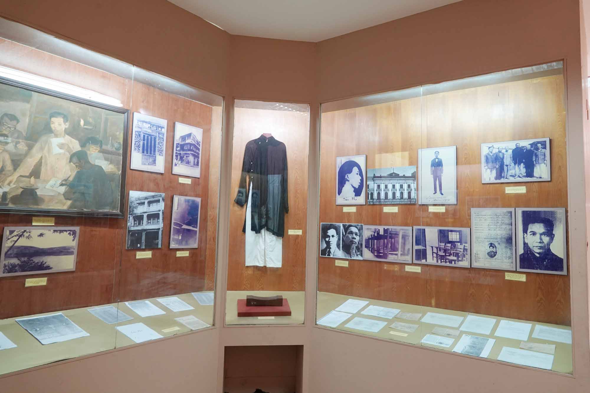 Góc trưng bày một số hiện vật trong nhà trưng bày lưu niệm cố Tổng Bí thư Trần Phú. Ảnh: Trần Tuấn.