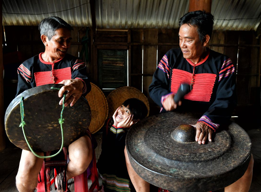 Hai già làng Tây Nguyên biểu diễn cồng chiêng tại Đăk Lắk. Không gian văn hóa cồng chiêng Tây Nguyên được UNESCO công nhận là Kiệt tác truyền khẩu và phi vật thể nhân loại.