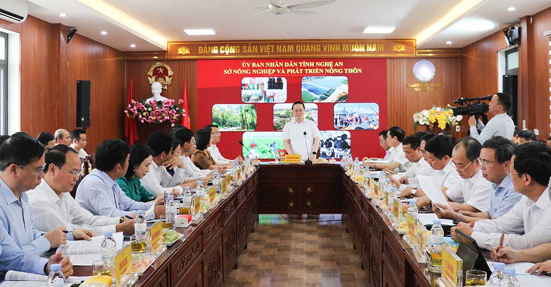 Chủ tịch UBND tỉnh Nghệ An làm việc với Sở Nông nghiệp và Phát triển nông thôn vào chiều 10.4. Ảnh: Phương Thúy