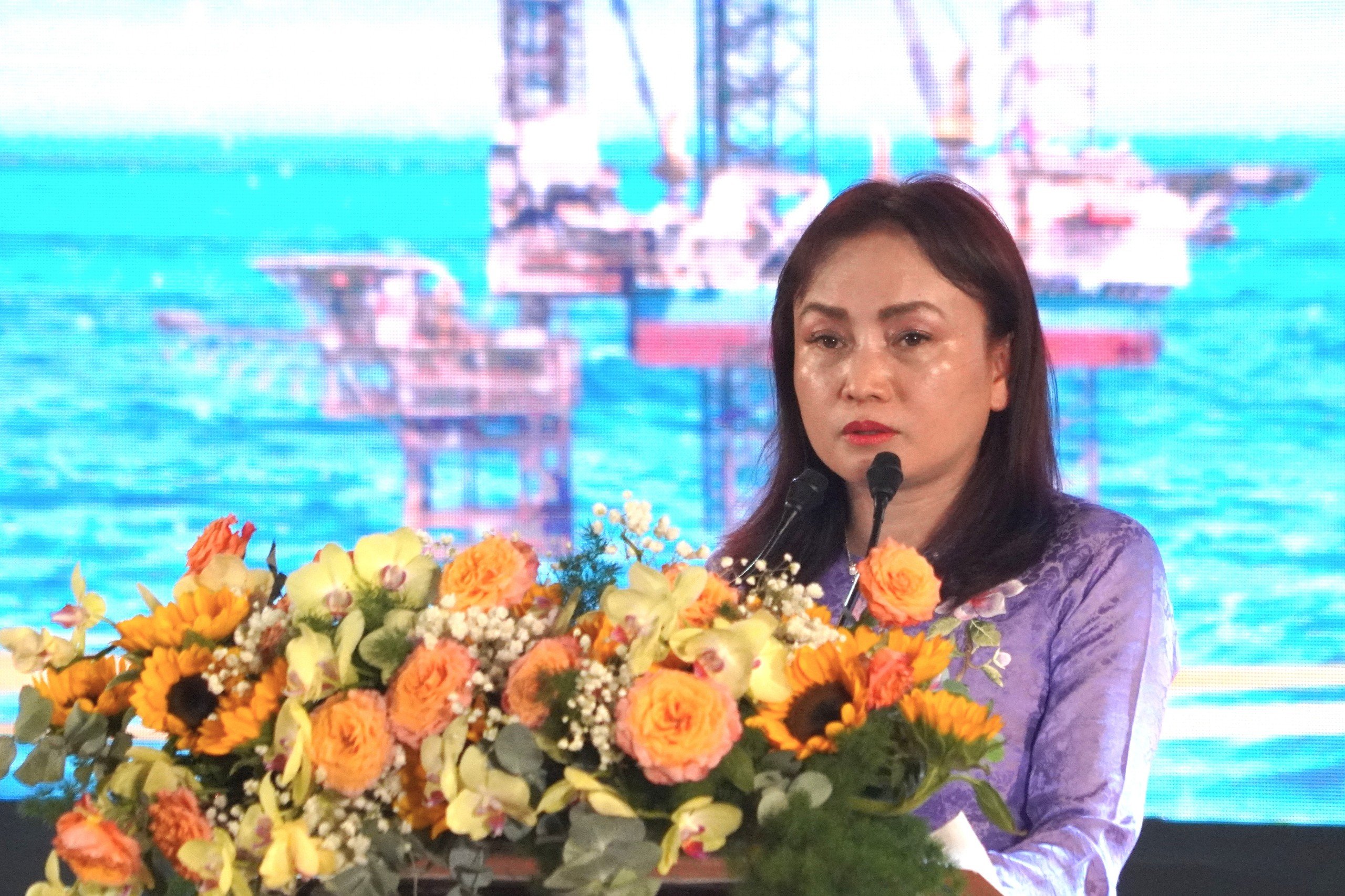 Bà Nghiêm Thùy Lan - Chủ tịch Công đoàn Dầu khí Việt Nam phát động Tháng Công nhân 2024. Ảnh: Thành An