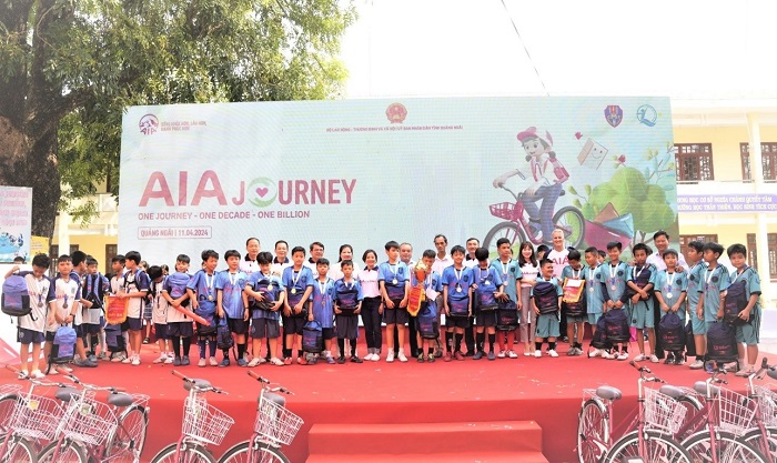 Ban tổ chức trao giải cho đội vô dịch giải bóng đá AIA Journey Quảng Ngãi. Ảnh: Nam Phong  