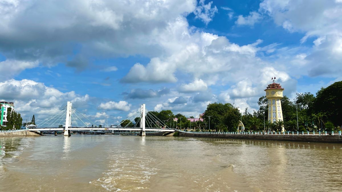 Dòng sông Cà Ty hiền hoà giữa lòng thành phố Phan Thiết. Ảnh: Duy Tuấn