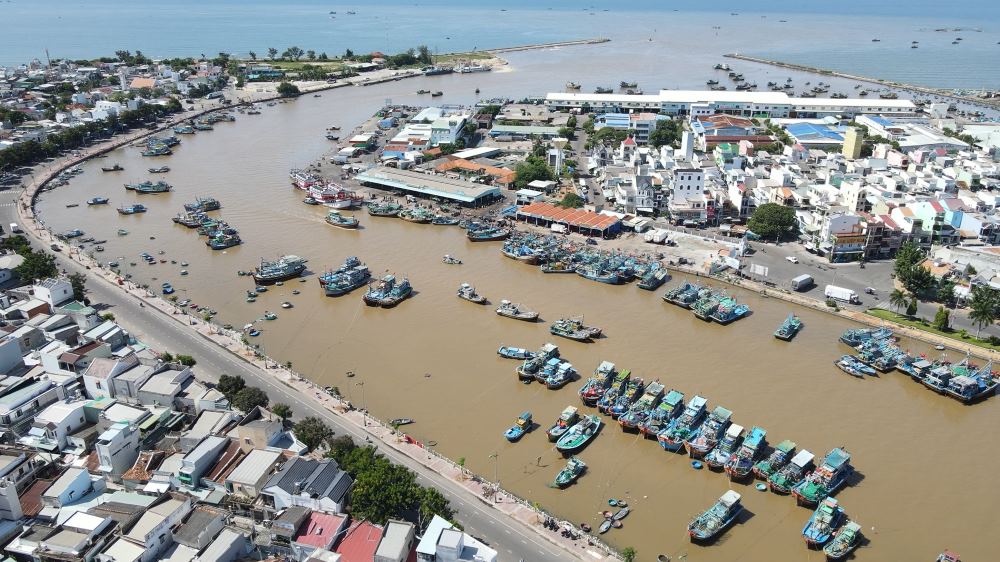Tàu thuyền neo đậu dọc sông Cà Ty đổ ra cảng cá Cồn Chà, Phan Thiết. Ảnh: Duy Tuấn