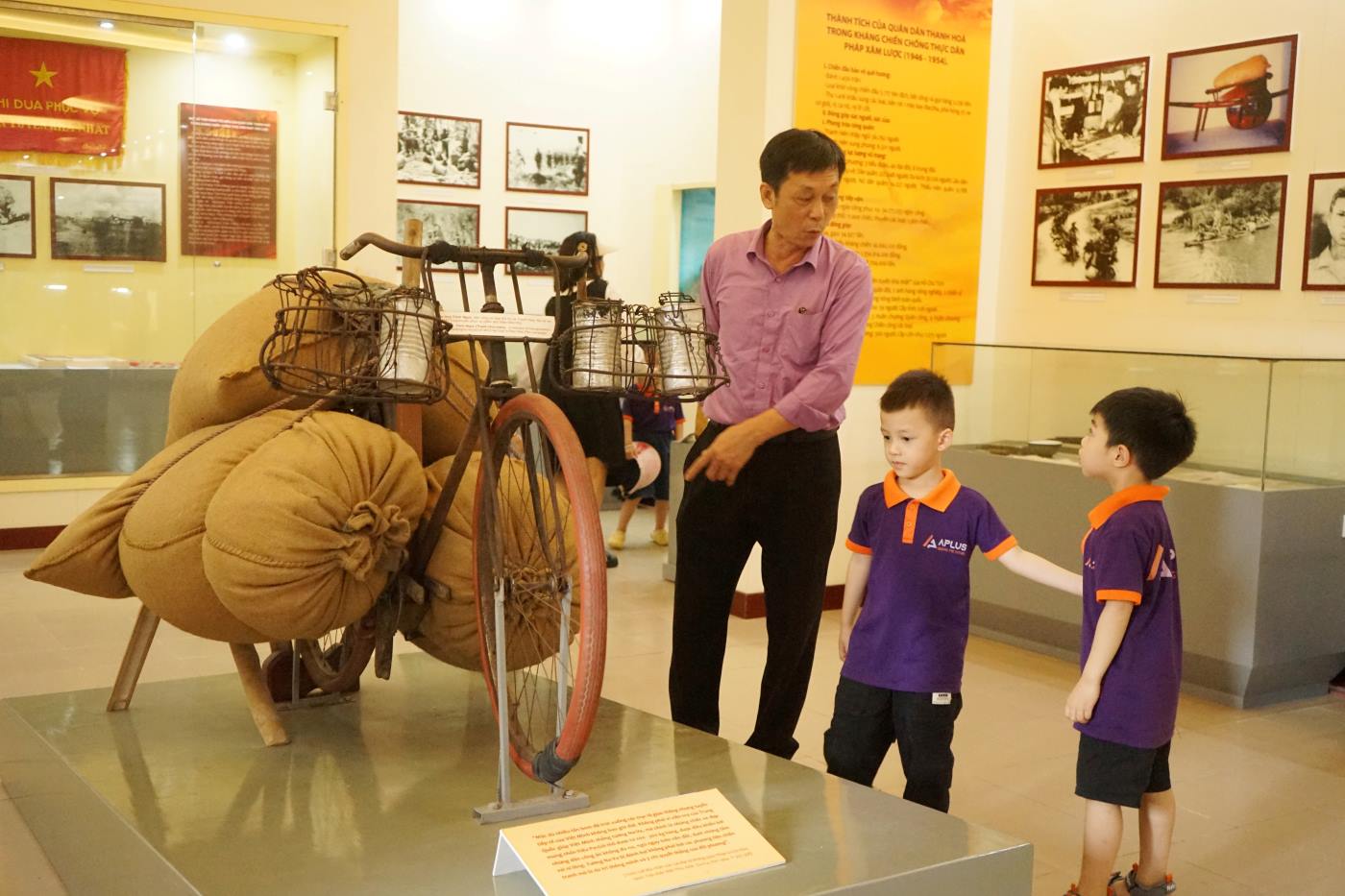 Trong số các hiện vật được trưng bày tại đây, có chiếc xe đạp thồ của ông Trịnh Ngọc (dân công xe đạp thồ thị xã Thanh Hóa) đạt kỷ lục vận chuyển 345,5kg/chuyến phục vụ Chiến dịch Điện Biên Phủ. 