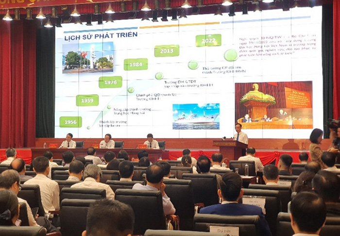 PGS.TS Phạm Xuân Dương - Hiệu trưởng Trường Đại học Hàng hải phát biểu tại Hội nghị. Ảnh: Mai Chi