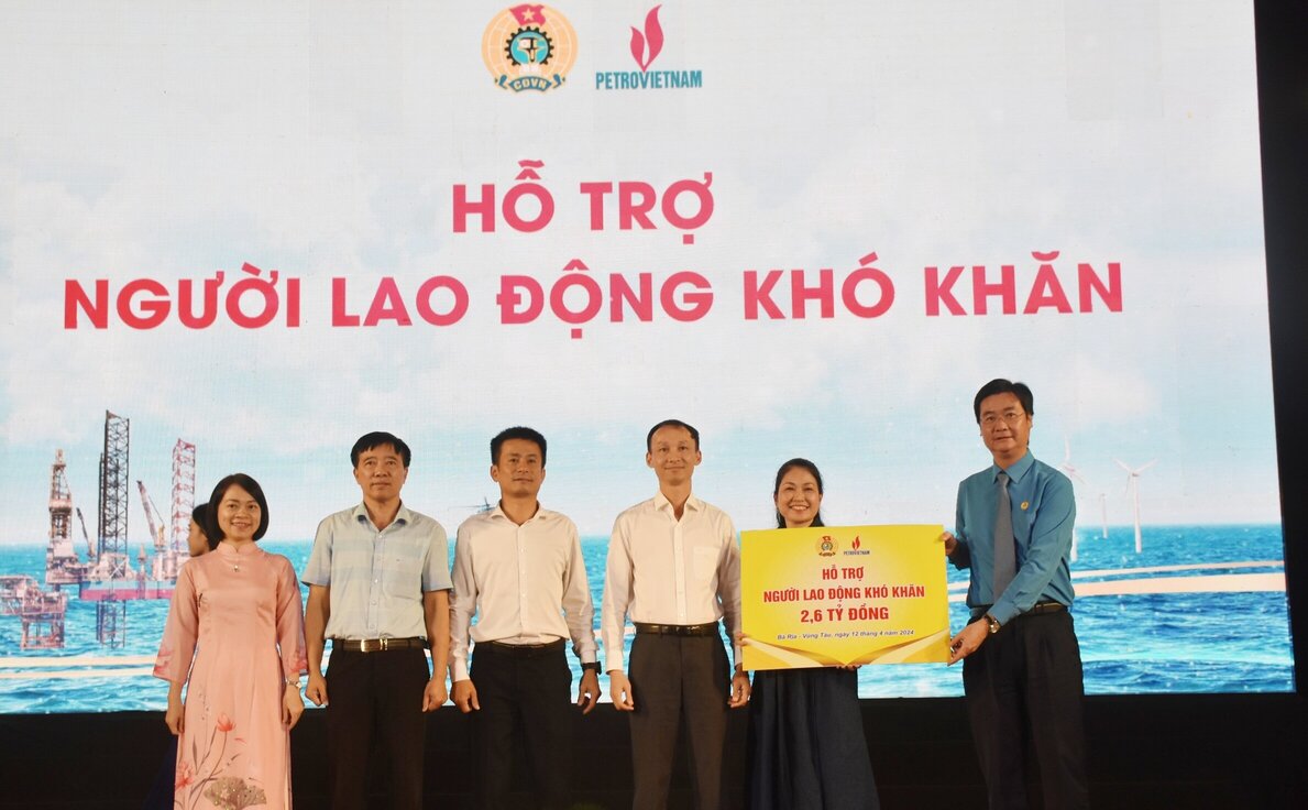 Công đoàn Dầu khí Việt Nam trao hỗ trợ người lao động khó khăn nhân Tháng Công nhân năm 2024. Ảnh: CĐN