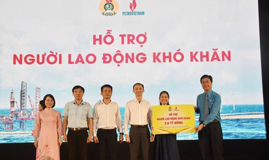 Công đoàn Dầu khí Việt Nam trao hỗ trợ người lao động khó khăn nhân Tháng Công nhân năm 2024. Ảnh: CĐN