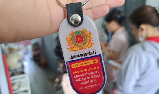 Đội Phòng cháy chữa cháy và cứu nạn cứu hộ Công an quận Cẩm Lệ, TP Đà Nẵng tặng móc khóa cho người dân để tuyên truyền cháy nổ. Ảnh: Nguyễn Linh