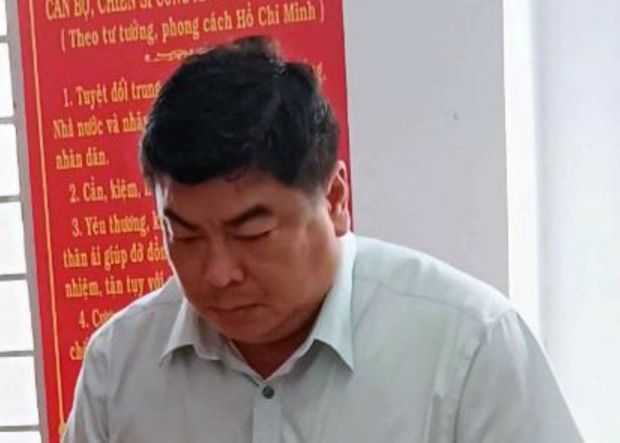 Gương mặt ông Nguyễn Bảo Sinh tại thời điểm nghe cơ qian điều tra công bố quyết định khởi tố bị can, bắt giam... Ảnh: Công an cung cấp