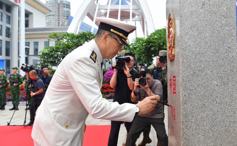 Thượng tướng Đổng Quân - Bộ trưởng Bộ Quốc phòng Trung Quốc tô son cột mốc 102 (1) bên phía Trung Quốc. Ảnh: Trọng Hải