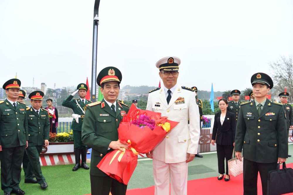 Thượng tướng Đổng Quân - Bộ trưởng Bộ Quốc phòng Trung Quốc - chủ trì Lễ đón Đại tướng Phan Văn Giang - Bộ trưởng Bộ Quốc phòng Việt Nam và Đoàn đại biểu cấp cao Bộ Quốc phòng Việt Nam tại Cửa khẩu Hà Khẩu. Ảnh: Trọng Hải