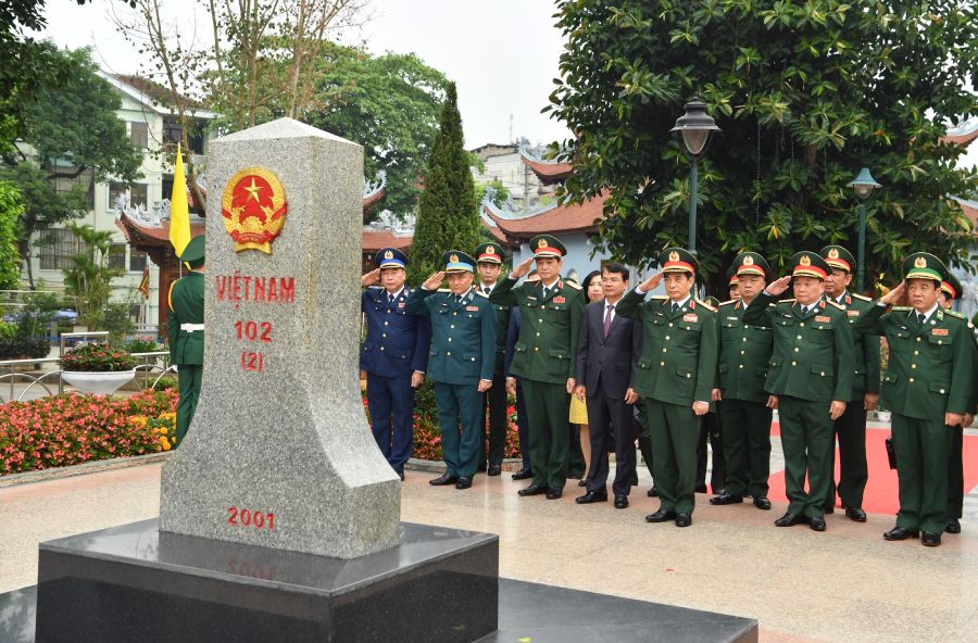 Bộ trưởng Phan Văn Giang và Đoàn đại biểu cấp cao Bộ Quốc phòng Việt Nam chào cột mốc chủ quyền quốc gia tại Cửa khẩu Quốc tế Lào Cai trước khi sang Trung Quốc tham gia các hoạt động giao lưu. Ảnh: Trọng Hải