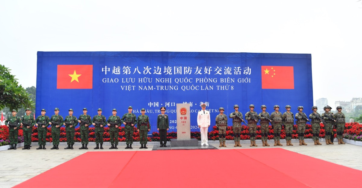 Bộ trưởng Phan Văn Giang và Bộ trưởng Đổng Quân cùng lực lượng tuần tra chung của hai nước. Ảnh: Trọng Hải  