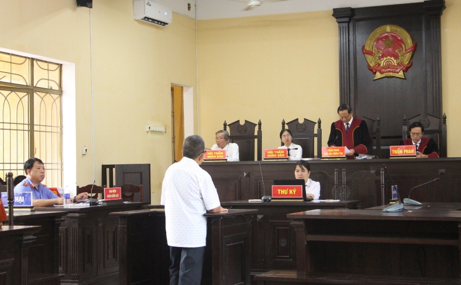 Phiên tòa xét xử bị cáo sáng 12.4. Ảnh  Trần Vương.