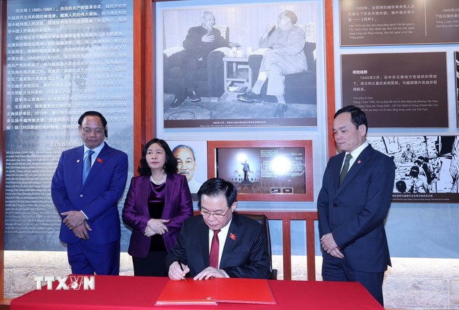  Chủ tịch Quốc hội ghi lưu bút tại Khu di tích lịch sử Chủ tịch Hồ Chí Minh. Ảnh: Nhan Sáng/TTXVN