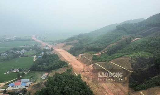 Thi công tuyến đường liên kết vùng tại Thái Nguyên. Ảnh: Lam Thanh