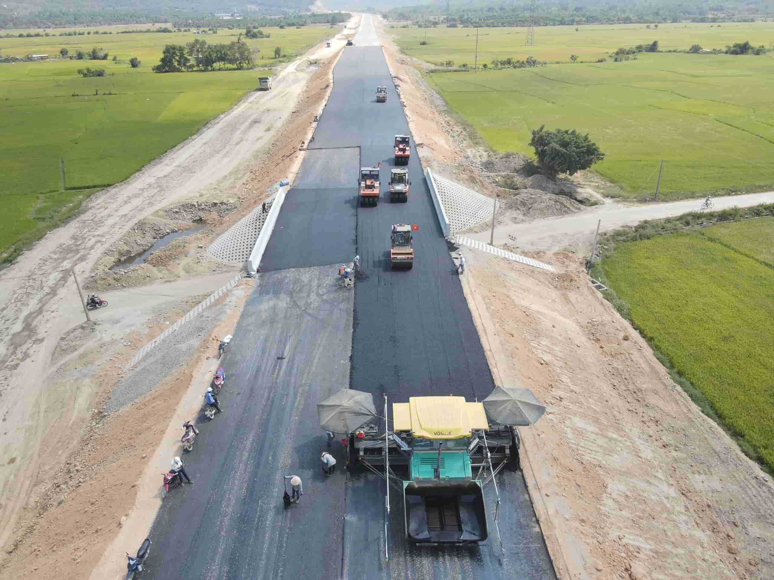 Dự án cao tốc Vân Phong - Nha Trang hiện đang đẩy nhanh tốc độ thi công. Ảnh: Hữu Long