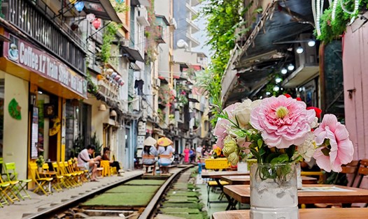 Cà phê đường tàu bắt đầu đông khách vào những ngày đầu hè. Ảnh: Khương Minh