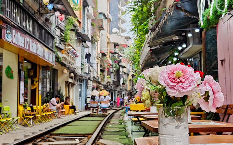 Cà phê đường tàu bắt đầu đông khách vào những ngày đầu hè. Ảnh: Khương Minh