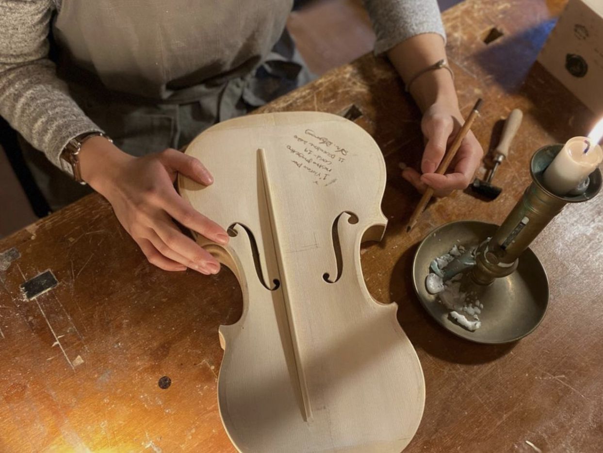 Nghệ nhân chế tác violin - Ayoung An có xưởng chế tác ở Cremona, Italy. Ảnh: Instagram Anna Arietti