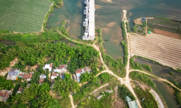 Sau hơn bốn năm khởi công, tỉnh Quảng Ngãi vẫn chưa di dời, tái định cư cho 52 hộ dân bị ảnh hưởng bởi dự án đập dâng hạ lưu sông Trà Khúc. Ảnh: Viên Nguyễn