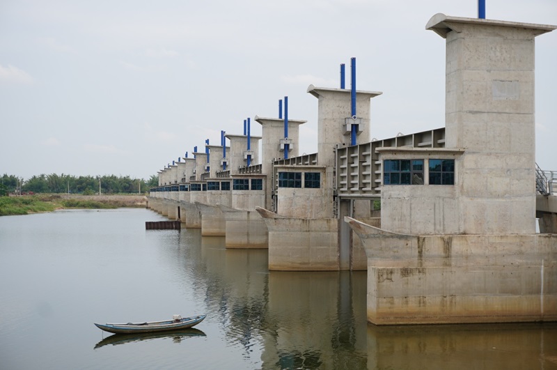 Dự án đập dâng hạ lưu sông Trà Khúc từng được điều chỉnh tổng mức đầu tư 2 lần từ 60,648 tỉ đồng lên 1.498 tỉ đồng (gấp hơn 24 lần). Ảnh: Viên Nguyễn