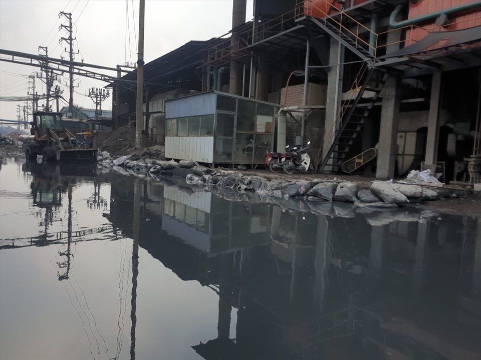 Doanh nghiệp trong CCN Phú Lâm be bờ ngăn nước thải tràn vào xưởng sau 1 trận mưa vào tháng 10.2021. Ảnh: Trần Tuấn