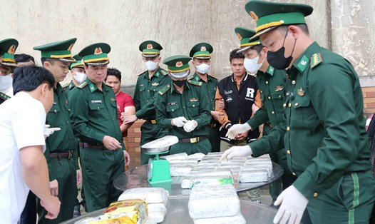 Lực lượng Biên phòng Hà Tĩnh bắt giữ 2 đối tượng người Lào cùng tang vật ma túy lớn. Ảnh: Quang Tuấn.