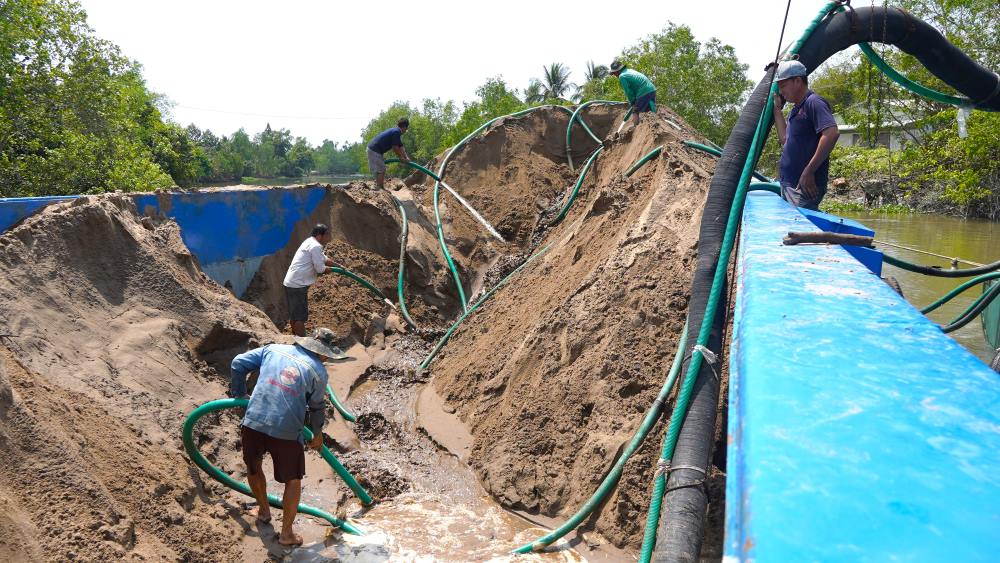 Theo Ban quản lý dự án Mỹ Thuận, sau hơn một năm thi công, sản lượng thực hiện hai dự án thành phần thuộc cao tốc Cần Thơ - Cà Mau đạt khoảng 24% giá trị hợp đồng, chậm khoảng 6 tháng. Và nguyên nhân chủ yếu là do thiếu cát.