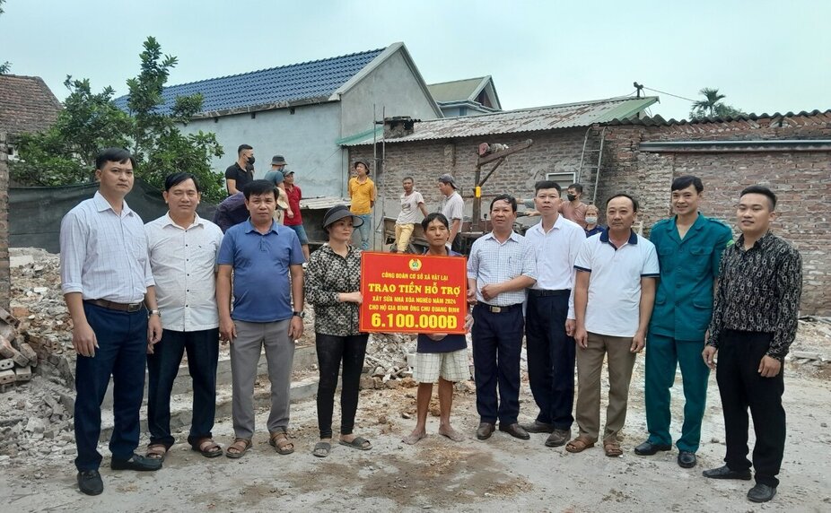 Công đoàn cơ sở xã Vật Lại trao tiền hỗ trợ xây dựng nhà xóa nghèo năm 2024 cho gia đình ông Chu Quang Định. Ảnh: CĐCS