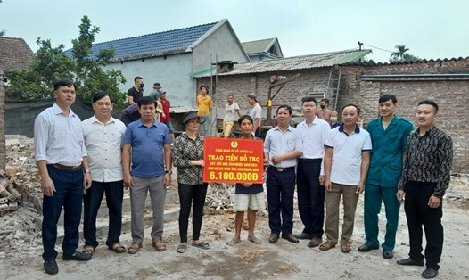 Công đoàn cơ sở xã Vật Lại trao tiền hỗ trợ xây dựng nhà xóa nghèo năm 2024 cho gia đình ông Chu Quang Định. Ảnh: CĐCS
