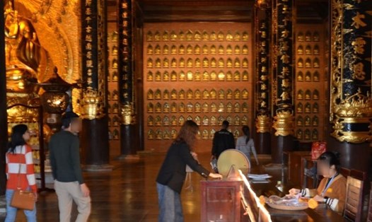 Việc tiếp nhận và sử dụng tiền công đức tại các đền chùa ở Ninh Bình vẫn là câu chuyện bí mật. Ảnh: Nguyễn Trường