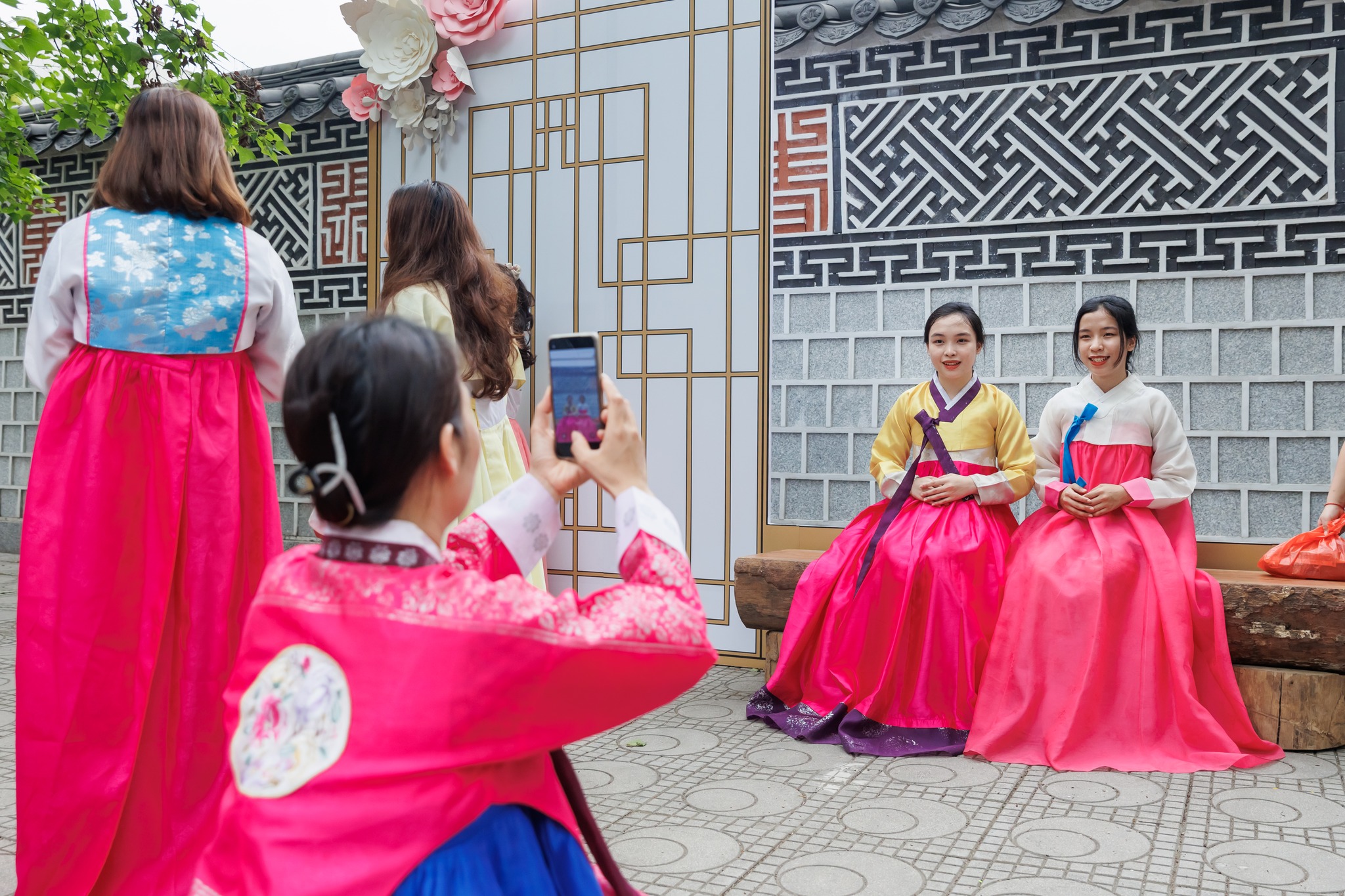 Du khách có cơ hội khoác trên mình bộ Hanbok để chụp hình kỷ niệm. Ảnh: BTC