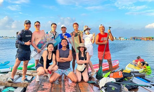 Anh Phương Đông và các đồng nghiệp hướng dẫn khách lặn biển tại đảo Phú Quý. Ảnh: Nhân vật cung cấp