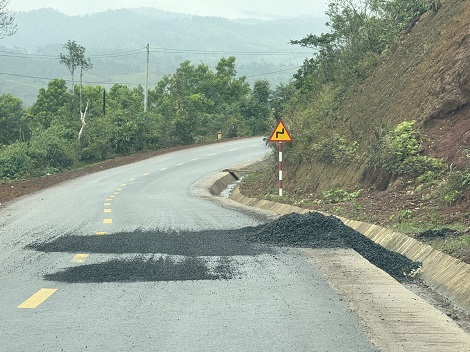 Dự án đang trong thời hạn bảo hành, đơn vị thi công vá đường để lại ngổn ngang đá sỏi trên đường. Ảnh: Thanh Tuấn 