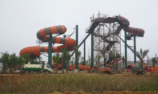 Công viên nước quy mô lớn ở Sầm Sơn đang được gấp rút hoàn thành. Ảnh: Quách Du