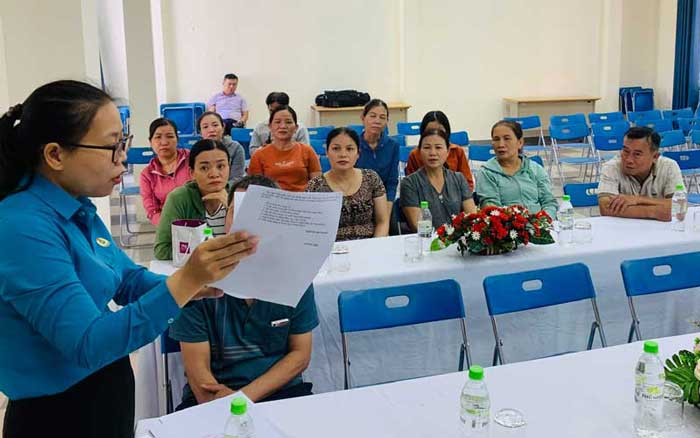 Bà Lê Thị Ngọc Oanh, Phó Chủ tịch Công đoàn Khu Công nghệ cao và các khu công nghiệp Đà Nẵng hướng dẫn người lao động làm hồ sơ. Ảnh: Tường Minh