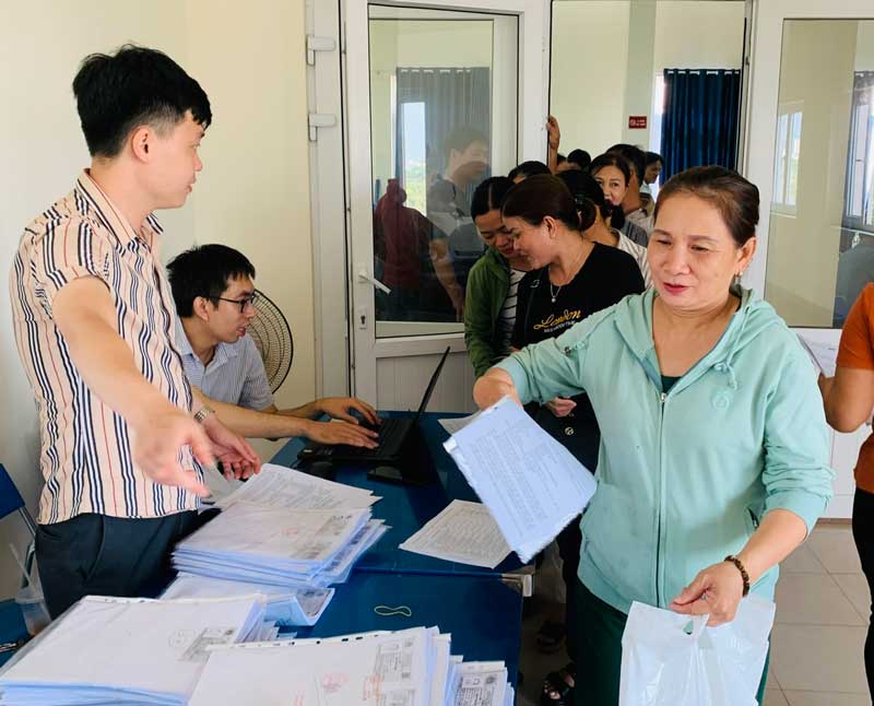 Cán bộ Công đoàn Khu Công nghệ cao và các khu công nghiệp Đà Nẵng hỗ trợ người lao động hoàn tất hồ sơn khởi kiện. Ảnh: Tường Minh